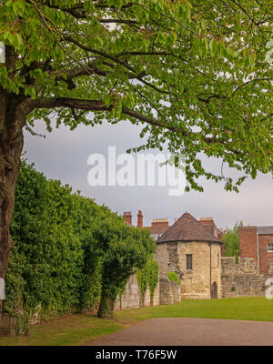 Alte runde Turm in Stadtmauern von York. Die Häuser sind auf der anderen Seite und Es ist ein bewölkter Himmel oben. Stockfoto