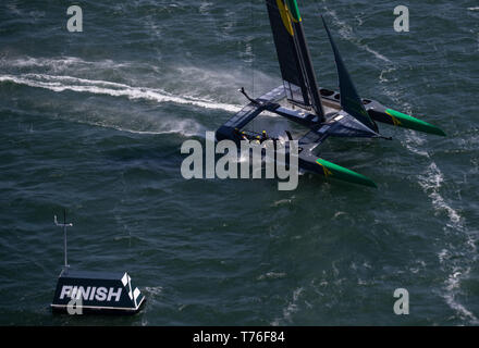 Australien SailGP Team mit Skipper von Tom Slingsby, die in der Flotte der Praxis Rennen. Ereignis 2 Saison 1 SailGP Veranstaltung in San Francisco, Kalifornien, USA. Stockfoto