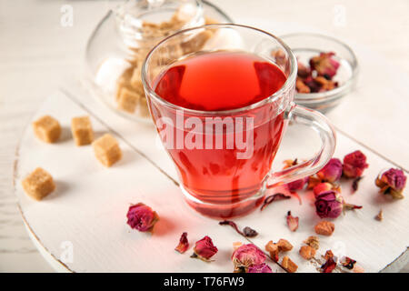 Glas Tasse leckeren Hibiskus Tee auf dem Tisch Stockfoto