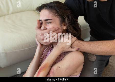 Opfer, Missbrauch und häuslicher Gewalt - der Grausame deckt der Frau Mund Stockfoto