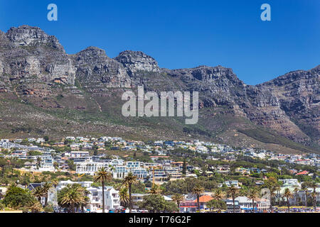 Blick auf Camps Bay und Table Mountain National Park in Kapstadt, Südafrika Stockfoto