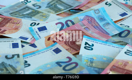 Neuen Euro-banknoten von fünf, zehn, zwanzig und fünfzig Euro zufällig gestapelt Stockfoto