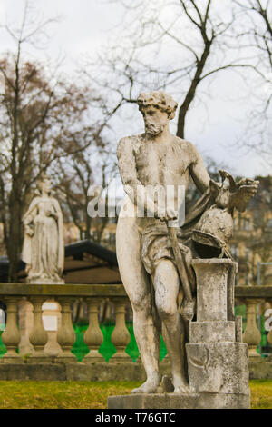 Statue von Vulcan, dem Römischen Gott des Feuers in der alten römischen Religion und Mythos. Im Jardin du Luxembourg, Paris, Frankreich Stockfoto