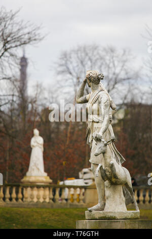 Statue von Diana, eine römische Göttin der Jagd, des Mondes und Natur, mit wilden Tieren und Wäldern im Jardin du Luxembourg, Paris, Fran verbunden Stockfoto