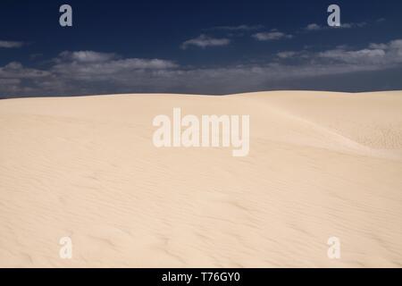 Hell leuchtend weißen Rand der Düne gegen deep blue sky, Corralejo, Fuerteventura kontrastierenden, Kanarische Inseln Stockfoto