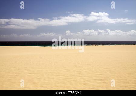 Hell leuchtend weißen Rand der Düne gegen deep blue sky, Corralejo, Fuerteventura kontrastierenden, Kanarische Inseln Stockfoto