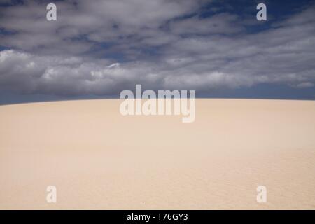 Hell leuchtend weißen Rand der Düne gegen deep blue sky, Corralejo, Fuerteventura kontrastierenden, Kanarische Inseln Stockfoto