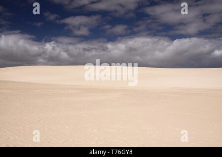 Hell leuchtend weißen Rand der Düne gegen deep blue sky, Corralejo, Fuerteventura kontrastierenden, Kanarische Inseln Stockfoto