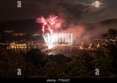 Schönen blick auf Heidelberg nachts während des Schloss Beleuchtung mit bunte helle Feuerwerk in einer langen Zeit erfasst Stockfoto