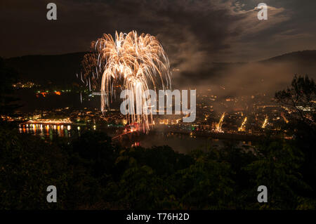 Schönen blick auf Heidelberg nachts während des Schloss Beleuchtung mit bunte helle Feuerwerk in einer langen Zeit erfasst Stockfoto