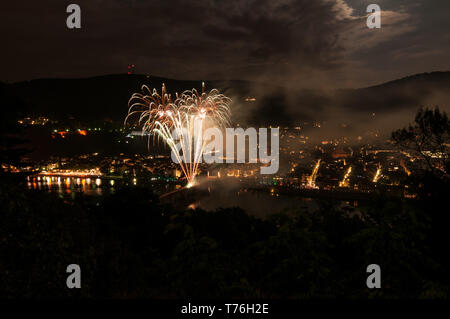 Schönen blick auf Heidelberg nachts während des Schloss Beleuchtung mit bunte helle Feuerwerk in einer langen Zeit erfasst Stockfoto