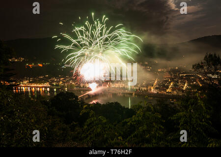 Schönen blick auf Heidelberg nachts während des Schloss Beleuchtung mit bunte helle Feuerwerk in einer langen Zeit erfasst Stockfoto