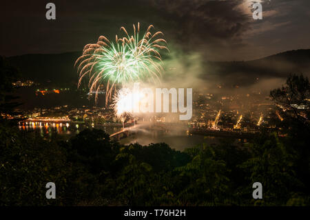 Schönen blick auf Heidelberg nachts während des Schloss Beleuchtung mit bunte helle Feuerwerk in einer langen Zeit erfasst Stockfoto