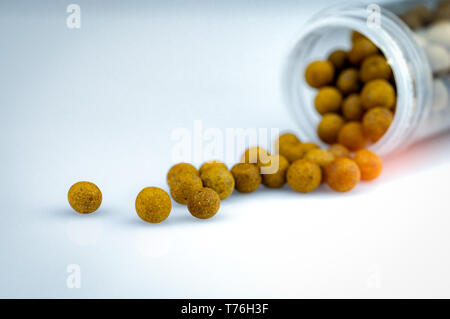 Braun Kräutermedizin verschüttete aus der Plastikflasche. Thai Herbal Medizin Raute zur Linderung von Husten und Halsschmerzen. Asiatische Kräuter tabletten Pille. Pflanzliche Stockfoto