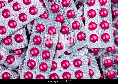 Stapel der runde rosa Tabletten Pille in Blisterverpackung. Pharmazeutische Industrie. Apotheke Produkte. Bei den verschreibungspflichtigen Medikamenten. Schmerzmittel Medizin. Ibuprofen für Stockfoto