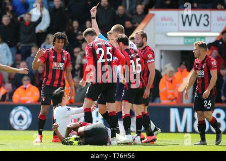 Schiedsrichter Craig Pawson zeigt Tottenham Hotspur's Sohn Heung-min (Boden) eine Rote Karte nach einer Auseinandersetzung mit der Bournemouth Jefferson Lerma während der Premier League Match an der Vitalität Stadium, Bournemouth. Stockfoto