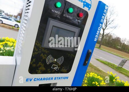 VIERSEN, Deutschland - 27 März. 2019: in der Nähe der Ladestation für Elektroautos durch gelbe Tulpen umgeben Stockfoto