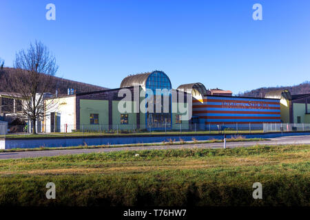 Piobesi d'Alba, Cuneo/Italien 03-11-2019: Übersicht der Sibona Grappa Destillationsanlage in Italien Stockfoto