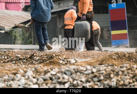 Arbeitskräfte, die Straße zu reparieren. Stockfoto