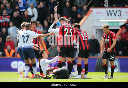 Schiedsrichter Craig Pawson zeigt Tottenham Hotspur's Sohn Heung-min (Boden) eine Rote Karte nach einer Auseinandersetzung mit der Bournemouth Jefferson Lerma während der Premier League Match an der Vitalität Stadium, Bournemouth. Stockfoto