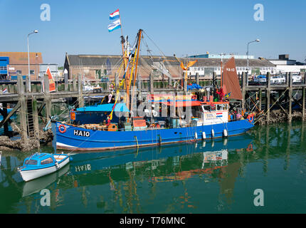 Breskens, Niederlande, 21. April 2019 Fischerboot Die glücklichen Hummer. Das Hotel liegt im Hafen von Breskens Sie können Fische auch geräucherte Austern kaufen Stockfoto