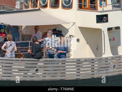 Breskens, Niederlande, 21. April 2019 an Bord eines Schiffes fragt die Gastgeberin, der will, ein Glas Weißwein zu haben Stockfoto