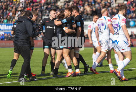 Sarazenen" Alex Lewington scores ihren zweiten Versuch während der gallagher Premiership match bei der Allianz Park, London. Stockfoto