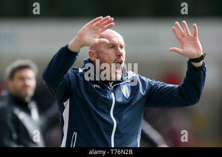 Colchester United Manager John McGreal reagiert während der Sky Bet League Zwei gleiche an Sincil Bank, Lincoln. Stockfoto