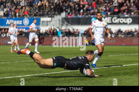 Sarazenen" Alex Lewington scores ihren zweiten Versuch während der gallagher Premiership match bei der Allianz Park, London. Stockfoto