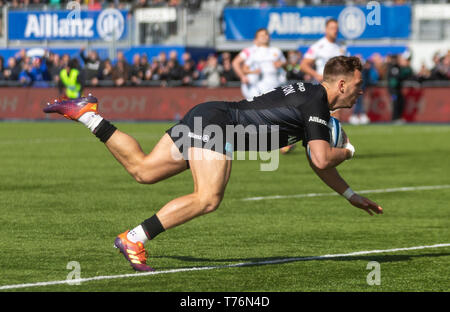 Sarazenen" Alex Lewington scores ihren zweiten Versuch während der gallagher Premiership match bei der Allianz Park, London. Stockfoto