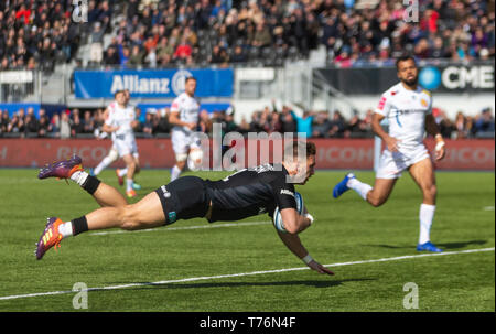 Sarazenen" Alex Lewington scores ihren zweiten Versuch während der gallagher Premiership match bei der Allianz Park, London. Stockfoto