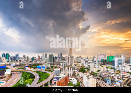Bangkok, Thailand Skyline von ratchathewi Bezirk in der Abenddämmerung. Stockfoto