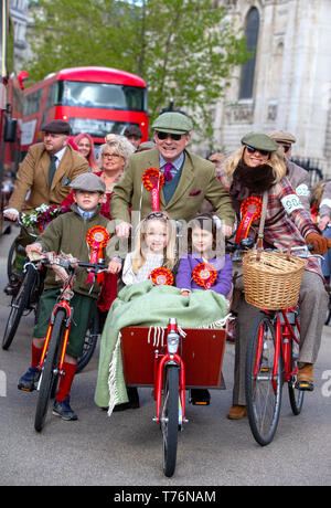 Radfahrer, in Tweed, fahren an die St Paul's Kathedrale in der jährlichen Tweed ausführen, wo Hunderte von Menschen Zyklus vorbei an historischen Sehenswürdigkeiten in London gekleidet. Stockfoto