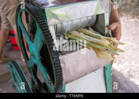 Crush Maschine arbeiten mit zerquetschten Zuckerrohr in homegrown Store Stockfoto