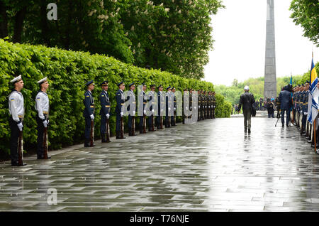 Ehrengarde stehend an Aufmerksamkeit, Monument der ewigen Herrlichkeit (Der unbekannte Soldat) auf einem Hintergrund. Mai 9, 2018. Kiew, Ukraine Stockfoto