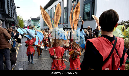 Brighton UK 4. Mai 2019 - Die Waldorfschule in der jährlichen Brighton Festival Kinder Umzug durch die Stadt mit dem Thema "Märchen aus aller Welt". Organisiert von der gleichen Himmel Arts Group die Parade startet traditionell von dem 3 Woche arts Festival mit diesem Jahre Gast Direktor der Singer Songwriter Rokia Traore. Foto: Simon Dack/Alamy leben Nachrichten Stockfoto