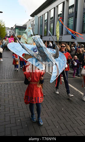Brighton UK 4. Mai 2019 - Die Waldorfschule in der jährlichen Brighton Festival Kinder Umzug durch die Stadt mit dem Thema "Märchen aus aller Welt". Organisiert von der gleichen Himmel Arts Group die Parade startet traditionell von dem 3 Woche arts Festival mit diesem Jahre Gast Direktor der Singer Songwriter Rokia Traore. Foto: Simon Dack/Alamy leben Nachrichten Stockfoto
