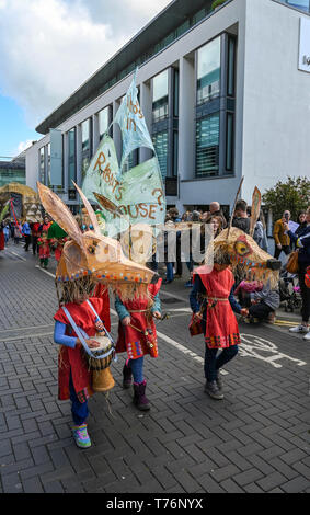 Brighton UK 4. Mai 2019 - Die Waldorfschule in der jährlichen Brighton Festival Kinder Umzug durch die Stadt mit dem Thema "Märchen aus aller Welt". Organisiert von der gleichen Himmel Arts Group die Parade startet traditionell von dem 3 Woche arts Festival mit diesem Jahre Gast Direktor der Singer Songwriter Rokia Traore. Foto: Simon Dack/Alamy leben Nachrichten Stockfoto