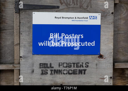 Bill Poster werden strafrechtlich verfolgt werden NHS Zeichen, Bill Poster ist unschuldig Zeichen Stockfoto