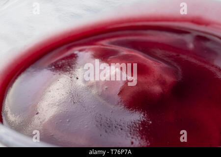 Tiramisu mit blaubeere Mousse in einem Kunststoffbehälter. Close-up Stockfoto