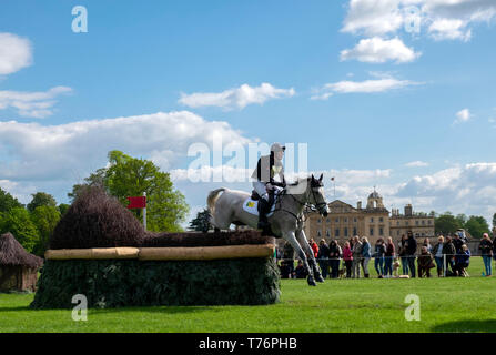 Oliver Townend reiten Ballaghmor Klasse während der Tag vier der 2019 Mitsubishi Motors Badminton Horse Trials im Badminton, Gloucestershire. Stockfoto