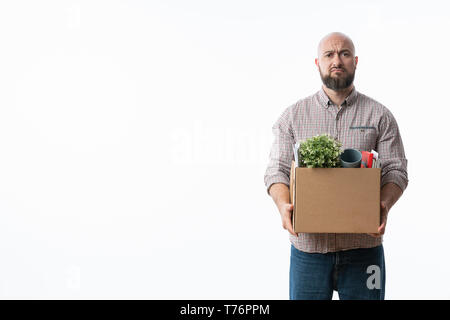 Feuerte Geschäftsmann Holding Box mit persönlichen Gegenständen. Stockfoto