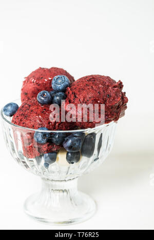 Hausgemachte Vegan Banane und Blueberry schön Eiscreme oder Sorbet Stockfoto