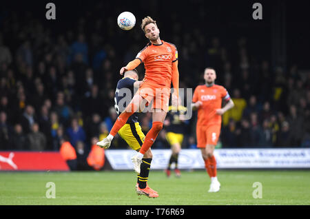 Der Oxford United Cameron Brannagan (links) und Luton Town Andrew Shinnie während der Sky Bet League ein Spiel an der Kenilworth Road, Luton. Stockfoto