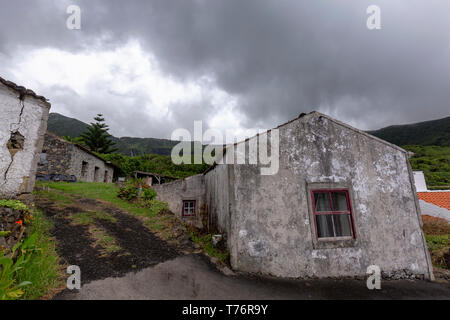 Alte Häuser in der kleinen vilalge von Fajazinha auf Flores Insel der Azoren. Stockfoto