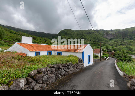 Eine alte weiße Haus in dem kleinen Dorf Fajazinha auf Flores Insel der Azoren. Stockfoto