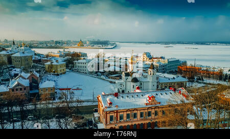 Russische Winter Landschaft mit Blick auf den Zusammenfluss der Oka und Wolga Flüssen und Kathedralen in Nischni Nowgorod Stockfoto