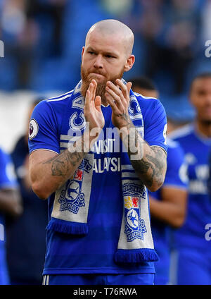 Cardiff City Aron Gunnarsson Spaziergänge rund um die Tonhöhe nach seinem letzten Heimspiel für seinen Club nach der Premier League Spiel in Cardiff City Stadium. Stockfoto