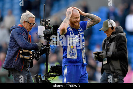 Cardiff City Aron Gunnarsson Spaziergänge rund um die Tonhöhe nach seinem letzten Heimspiel für seinen Club nach der Premier League Spiel in Cardiff City Stadium. Stockfoto