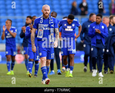 Cardiff City Aron Gunnarsson Spaziergänge rund um die Tonhöhe nach seinem letzten Heimspiel für seinen Club nach der Premier League Spiel in Cardiff City Stadium. Stockfoto